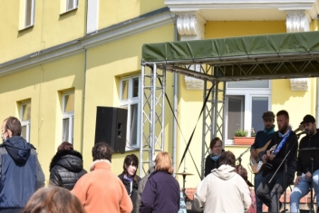 Vystoupení kapely FoPa v rámci projektu „Minikoncerty pod okny“
